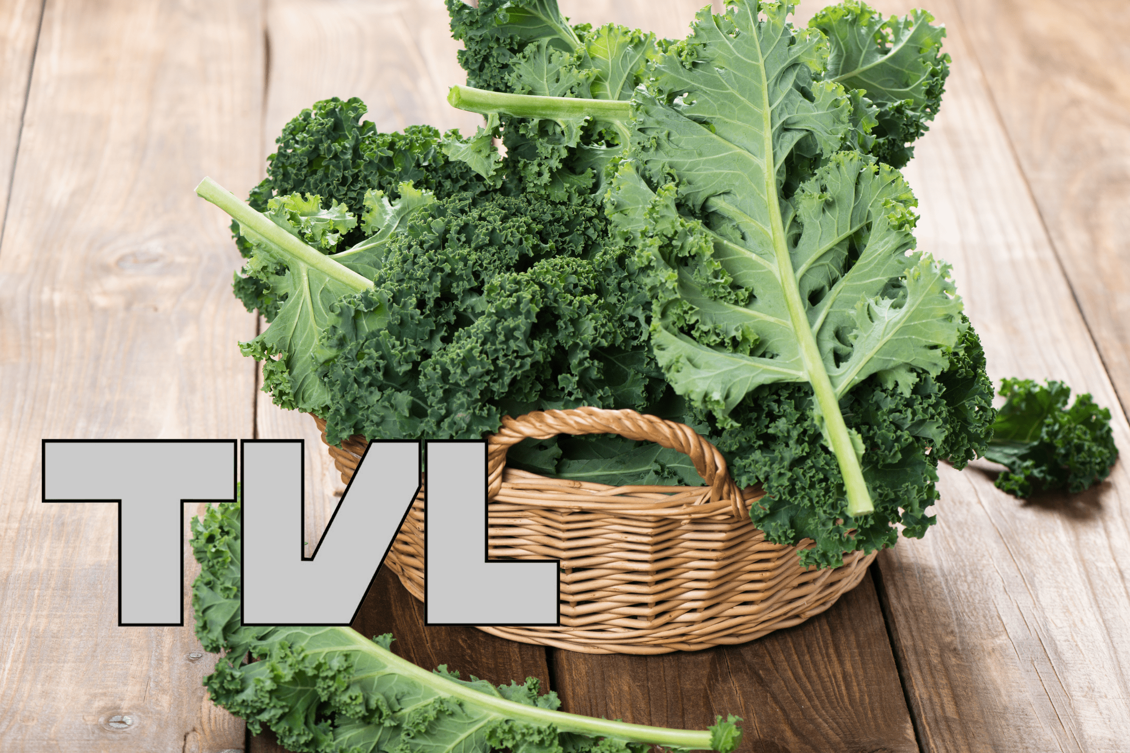 Ein Korb mit frischen Grünkohlblättern auf einer Holzoberfläche.